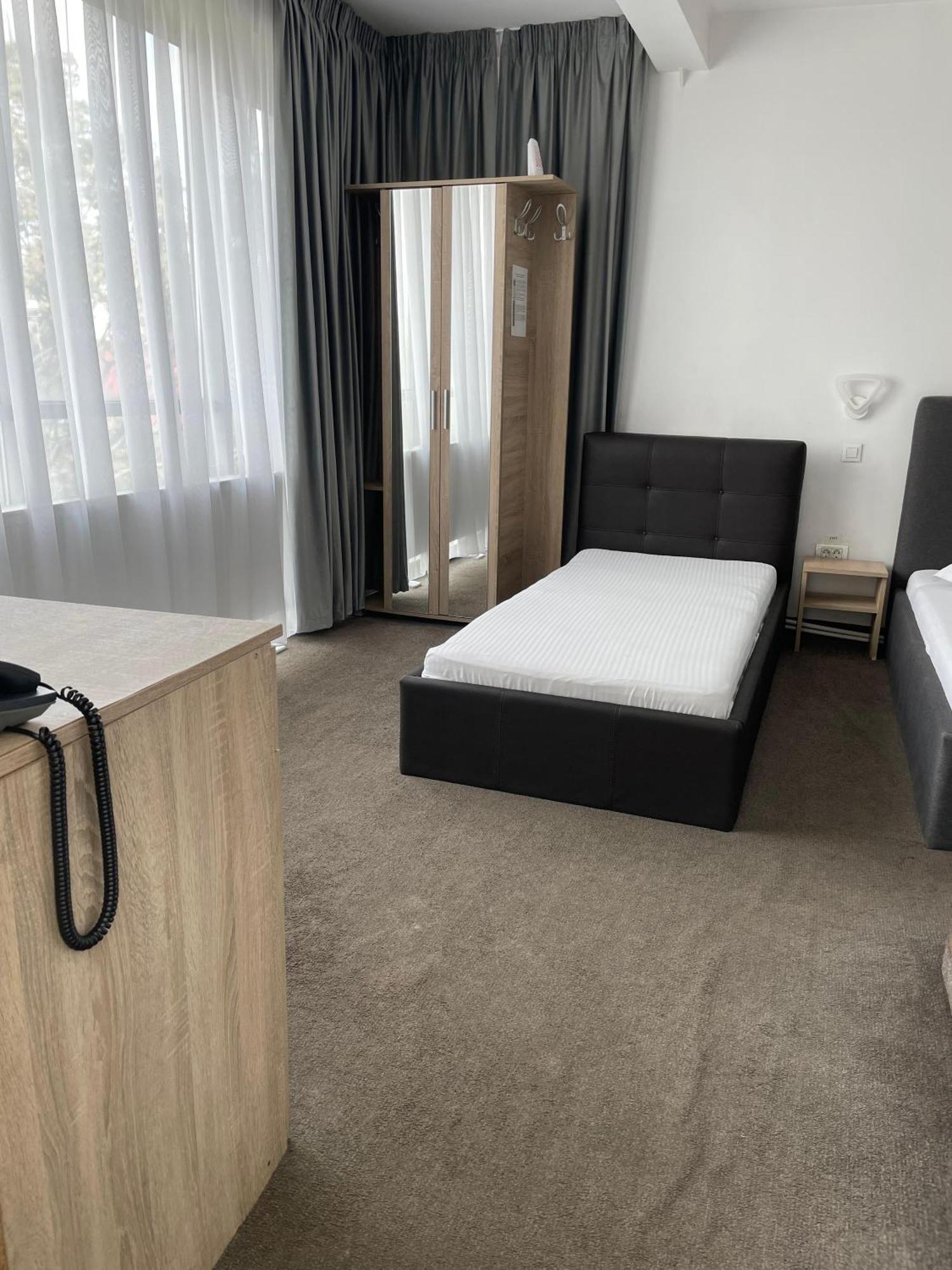 Hotel Vitan273 Bukares Bagian luar foto